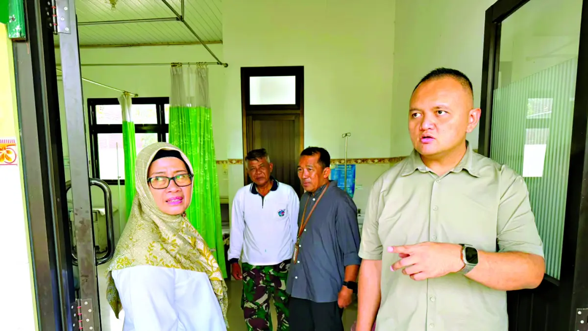 RESPONS CEPAT: Kepala Dinas Kesehatan Kabupaten Mojokerto Dyan Anggrahini Sulistyowati bersama Plt Kabid Pelayanan Kesehatan dr Langit Kresna Janetra turun langsung ke sejumlah puskesmas untuk memastikan pelayanan kesehatan berlangsung sesuai prosedur.