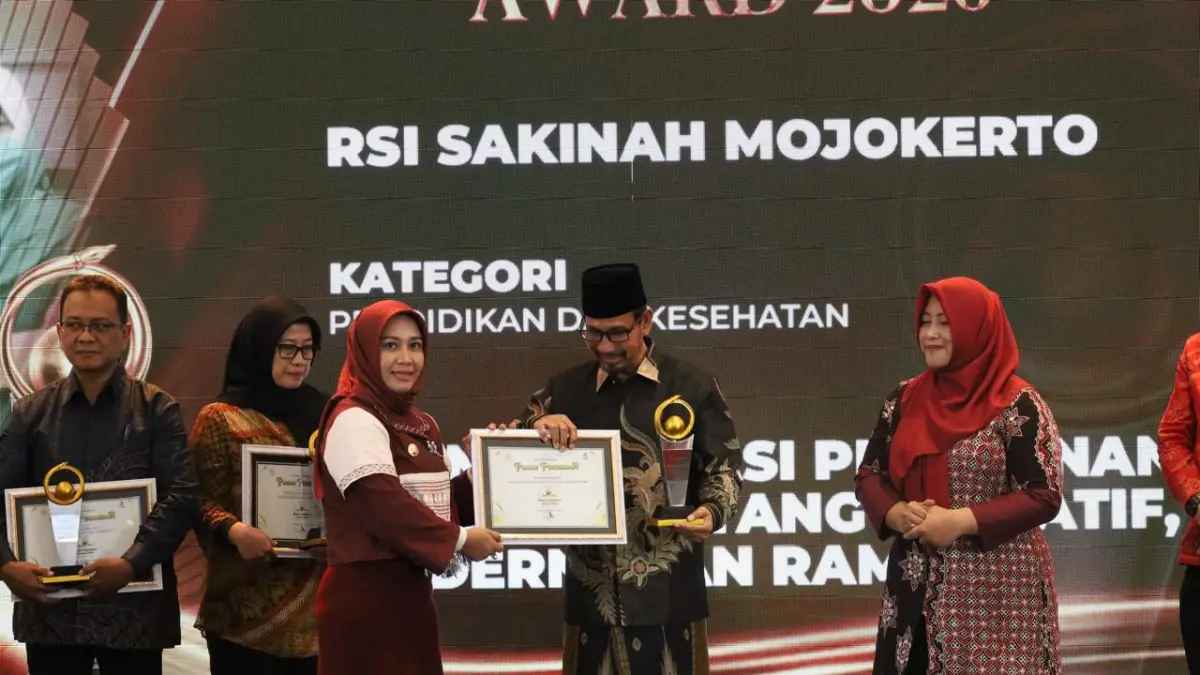 BUAH KOMITMEN: Ketua Perumkes RSI Sakinah Dr KH Ahmad Siddiq, SE, MM, menerima penghargaan Jawa Pos Radar Award 2026 kategori Transformasi Pelayanan Kesehatan yang diserahkan Wali Kota Mojokerto Ika Puspitasari, di Ballroom Sunrise Hotel Mojokerto, Selasa (7/7).