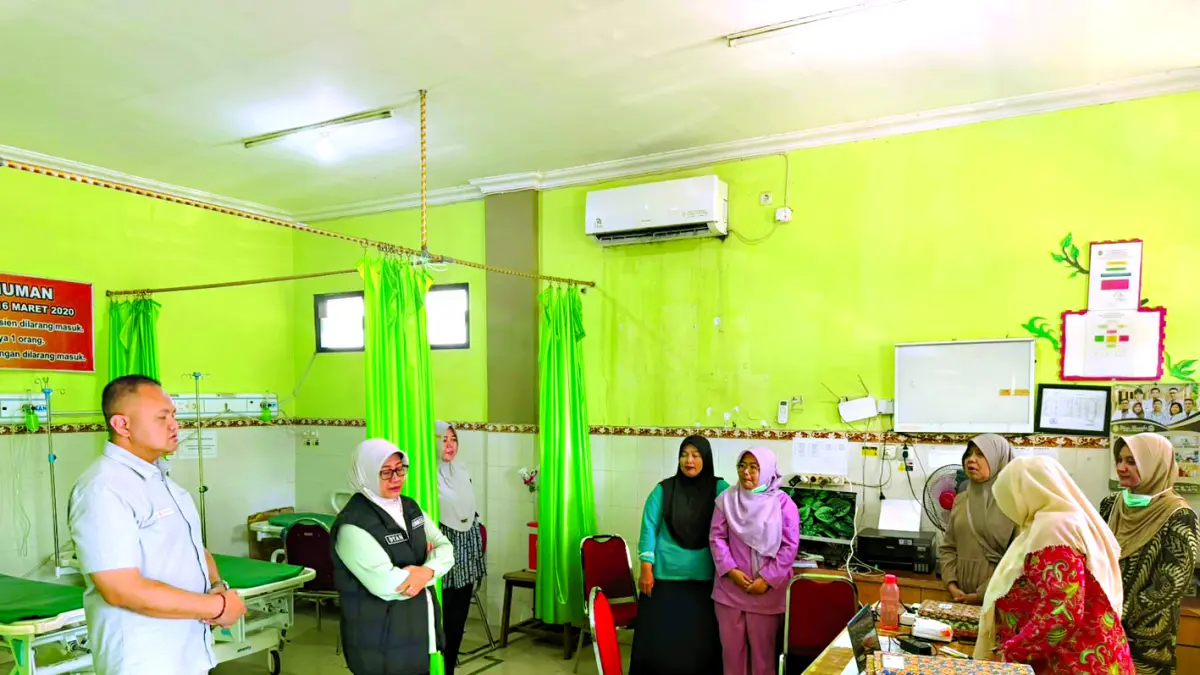RESPONS CEPAT: Kepala Dinas Kesehatan Kabupaten Mojokerto Dyan Anggrahini Sulistyowati bersama Plt Kabid Pelayanan Kesehatan dr Langit Kresna Janetra turun langsung ke sejumlah puskesmas untuk memastikan pelayanan kesehatan berlangsung sesuai prosedur.