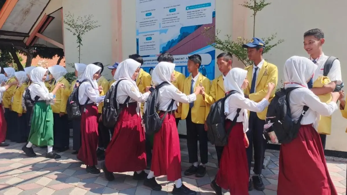 BANGUN KEAKRABAN: Siswa baru dan kakak kelas SMPN 1 Kutorejo membangun komunikasi positif sejak hari pertama.