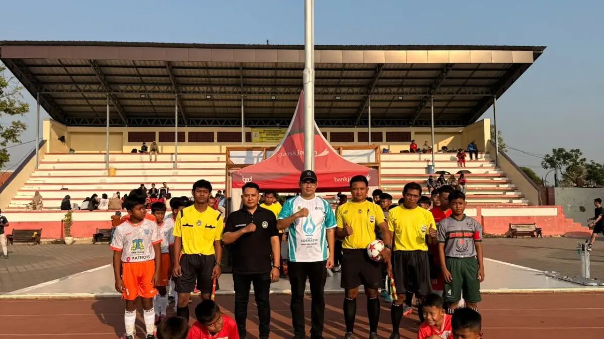 BERKUALITAS: Ketua Askot PSSI Mojokerto Rambo Garudo saat membuka Piala Soeratin U-13 dan U15 di Gelora A.Yani Kota Mojokerto, Senin (20/7).