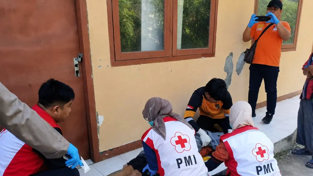 DIEVAKUASI: Jasad korban dievakuasi ke rumah duka setelah petugas melakukan olah TKP. (Martda JPRM)