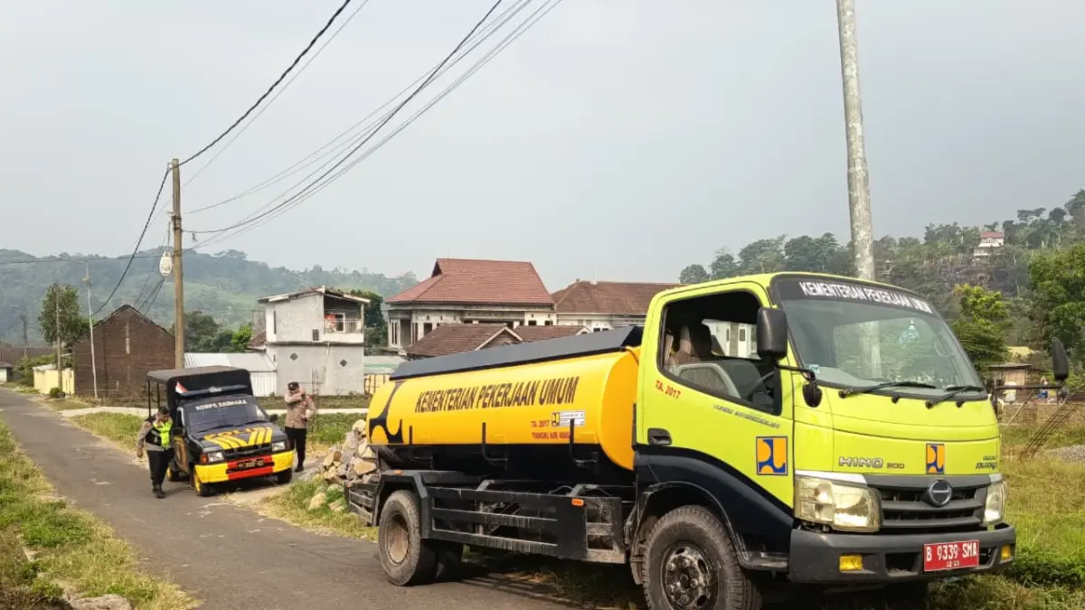 DISALURKAN: Pemprov Jatim melalui BPBD Kabupaten Mojokerto menyalurkan bantuan air bersih ke wilayah terdampak kekeringan di Desa Duyung, Kecamatan Trawas, Rabu (22/7) lalu. (Rizal JPRM)