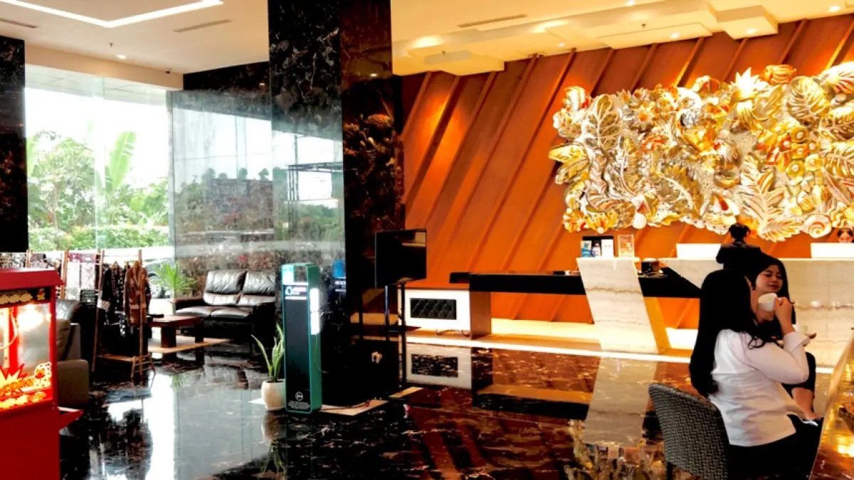 ELEGAN: Lobi hotel yang mendukung akses ke Sunrise Mall Mojokerto dan elegan dengan nuansa yang unik.