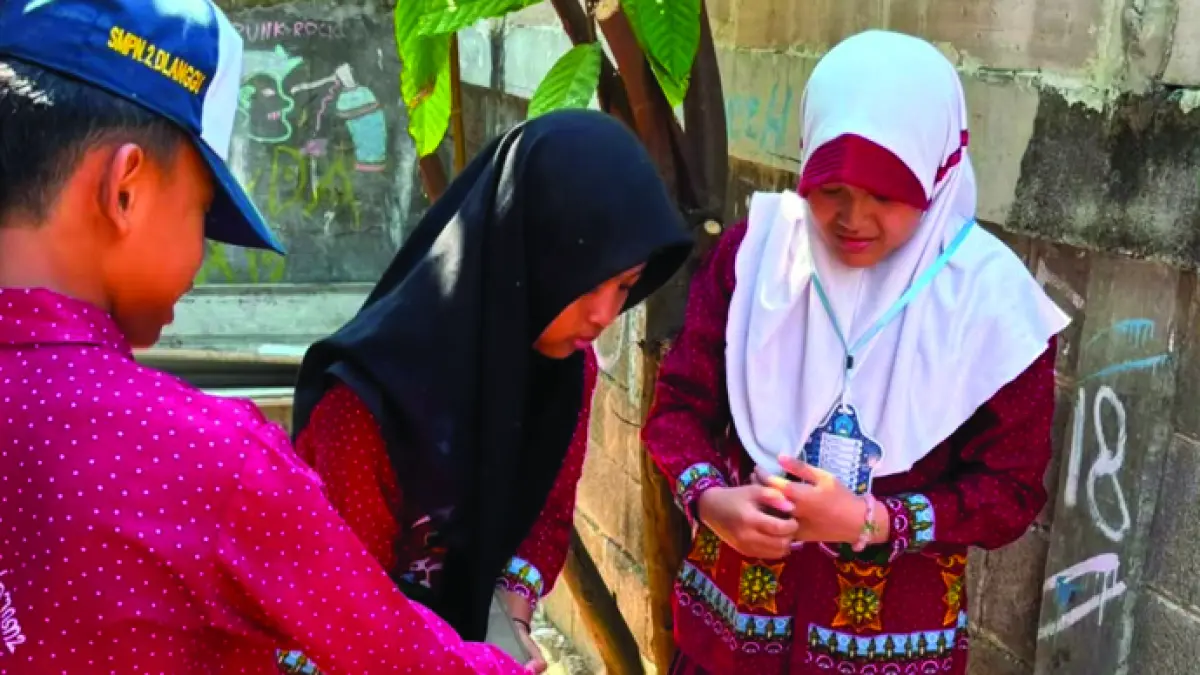 FIGUR ADIWIYATA: Siswa baru SMPN 2 Dlanggu melaksanakan praktik mengolah sampah organik menjadi pupuk kompos dalam MPLS Ramah 2026.