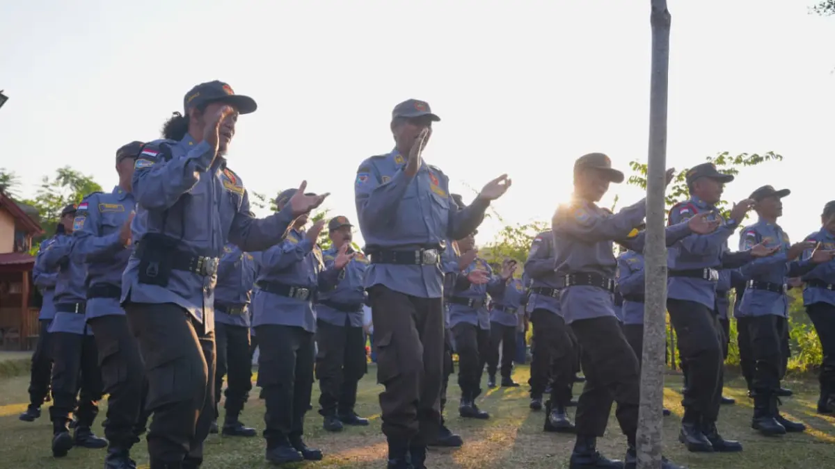GARDA TERDEPAN: Personel Satlinmas Kelurahan Meri mengikuti kegiatan peningkatan kapasitas di Trawas, Kabupaten Mojokerto, Sabtu (25/7).
