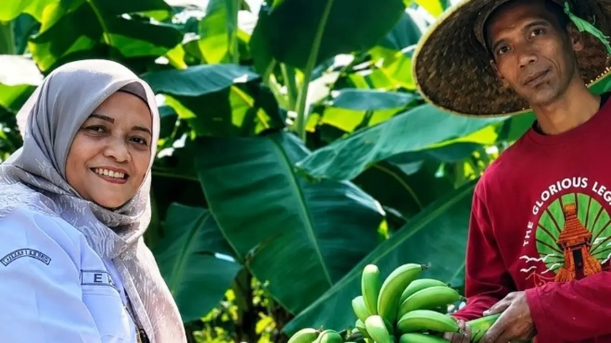 INOVATIF: Kepala SMKN 1 Mojoanyar Elfi Sukaisih mengenalkan lahan, kebun, tanaman, serta ketahanan pangan kepada murid sebagai bentuk nyata Program SIKAP.