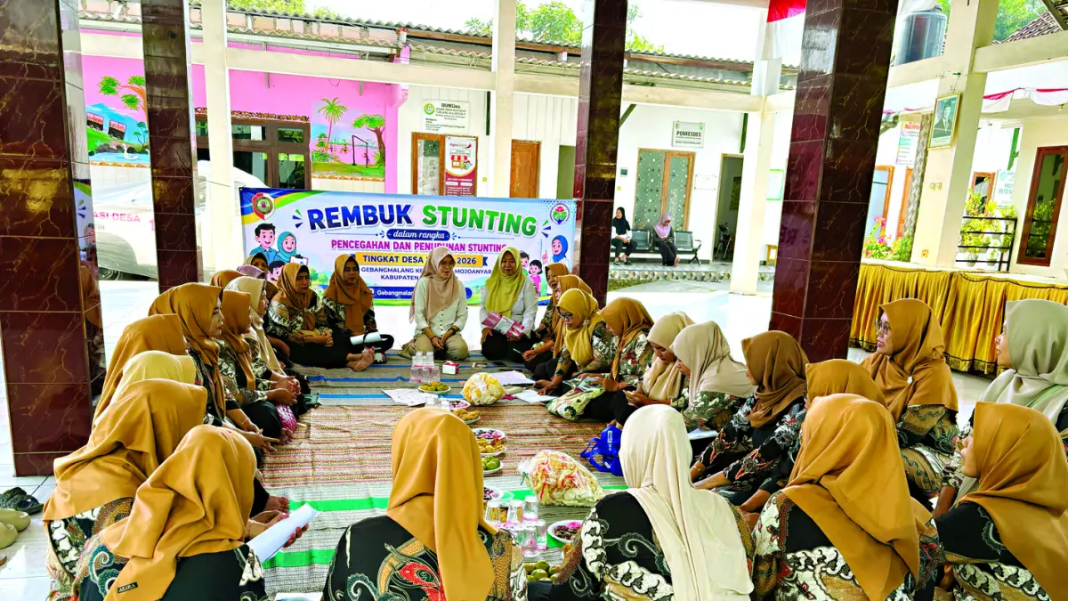  INTERVENSI: Para kader posyandu, PKK, bidan desa, dan perangkat desa mengikuti kegiatan Rembuk Stunting di Balai Desa Gebangmalang, Kecamatan Mojoanyar, Kamis (23/7) lalu.  (Indah JPRM)