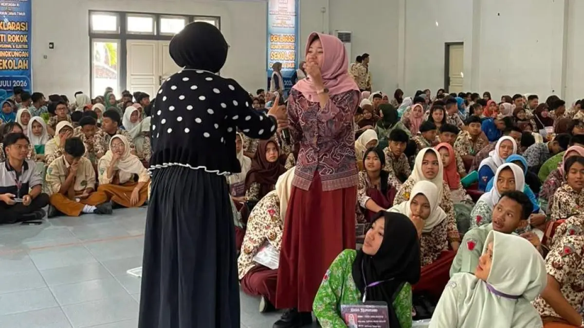 JADI JUARA: Staf Bimbel Himalaya Kota Mojokerto memberikan materi konsultasi psikologi kepada siswa baru di SMAN 1 Sooko saat Masa Pengenalan Lingkungan Sekolah, 14 Juli lalu.