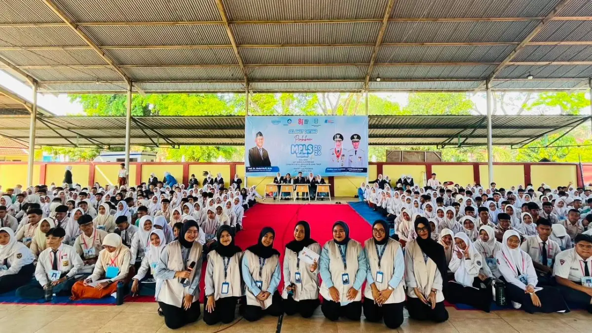 JADI JUARA: Staf Bimbel Himalaya Kota Mojokerto memberikan materi konsultasi psikologi kepada siswa baru di SMAN 1 Sooko saat Masa Pengenalan Lingkungan Sekolah, 14 Juli lalu.