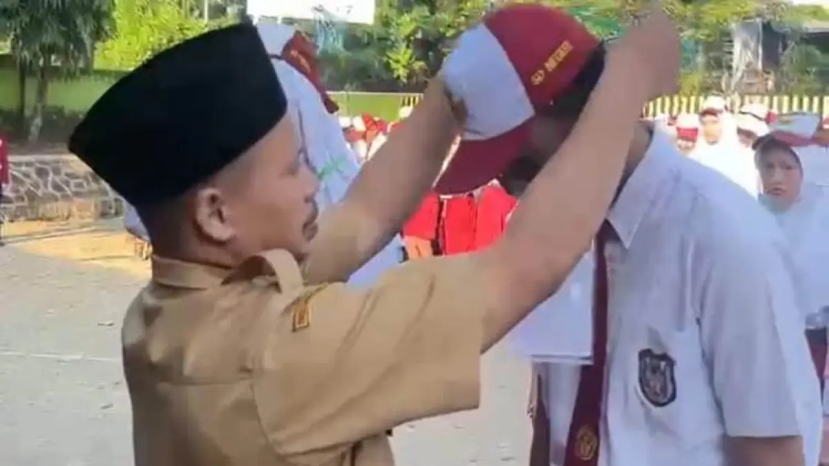 KELUARGA BARU: Kepala SMPN 1 Pacet &nbsp;Edy Suyitno menyematkan tanda peserta MPLS sebagai simbol penyambutan siswa baru.