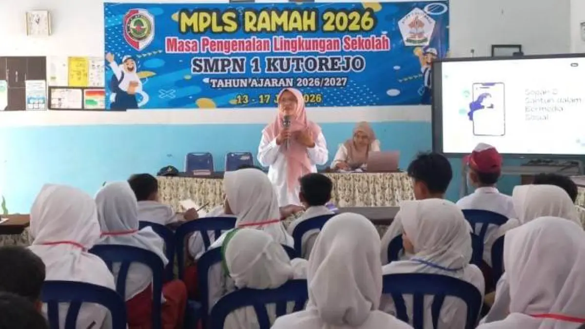 LINGKUNGAN BARU: Siswa baru kelas 7 mengikuti pemaparan materi dengan tertib dalam kegiatan Masa Pengenalan Lingkungan Sekolah (MPLS) Ramah smpn 1 Kutorejo. 