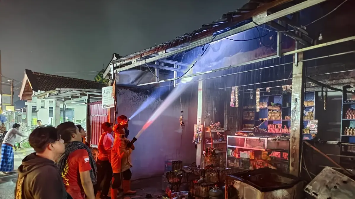 LUDES: Toko madura di Lingkungan Balong Cangkring, Kelurahan Mentikan, Kecamatan Prajurit Kulon, Kota Mojokerto, yang ludes terbakar Senin (27/7) subuh.