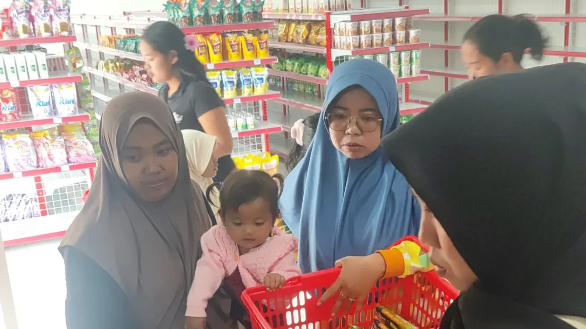 MERASA MEMILIKI: Warga rela mengantre berbelanja kebutuhan pokok di gerai KDKMP Desa Kembangbelor. 