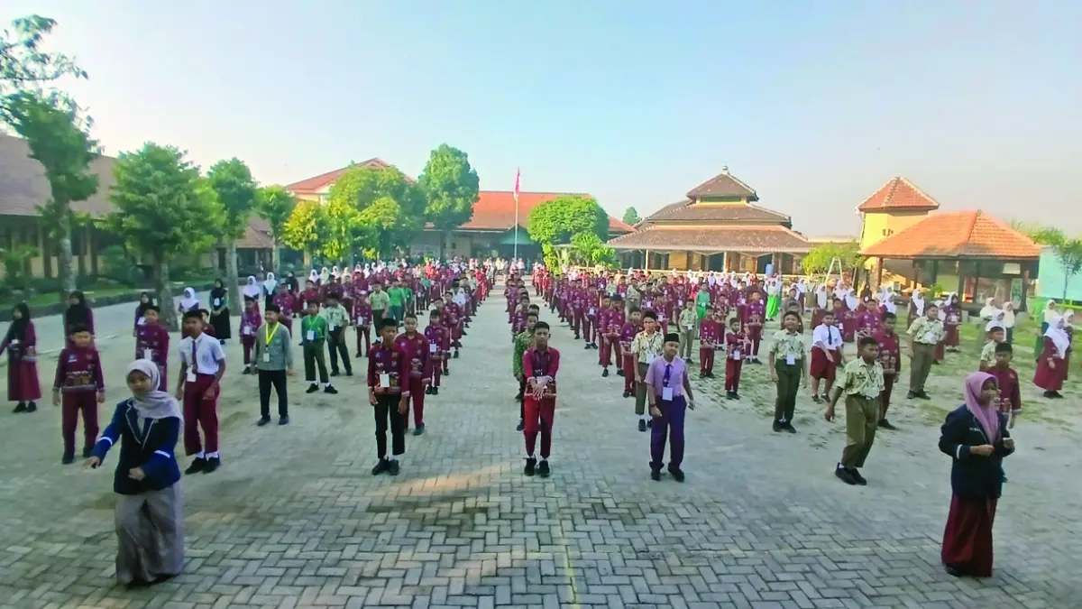 PAGI CERIA: Peserta didik baru SMPN 2 Jetis mengikuti kegiatan senam bersama dalam rangkaian MPLS tahun ajaran baru 2026/2027.