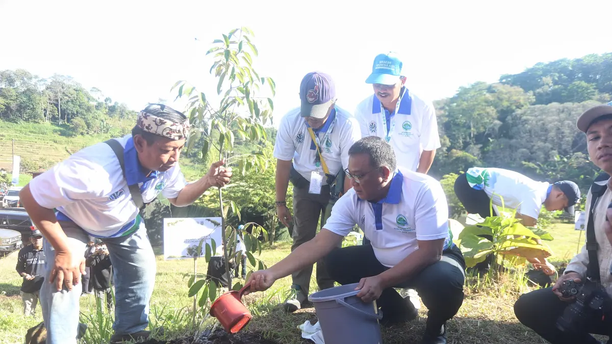 PEDULI ALAM: Menteri Lingkungan Hidup, Jumhur Hidayat melakukan penanaman pohon di kawasan Wisata Sumber Gempong, Desa Ketapanrame, Kecamatan Trawas, Kabupaten Mojokerto, Senin (27/7). (Sofan Kurniawan/JPRM)