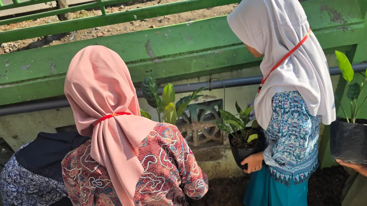 PEDULI LINGKUNGAN: Siswa baru SMAN 1 Gedeg menanam tanaman sebagai wujud cinta lingkungan, tanggung jawab, dan semangat gotong royong.