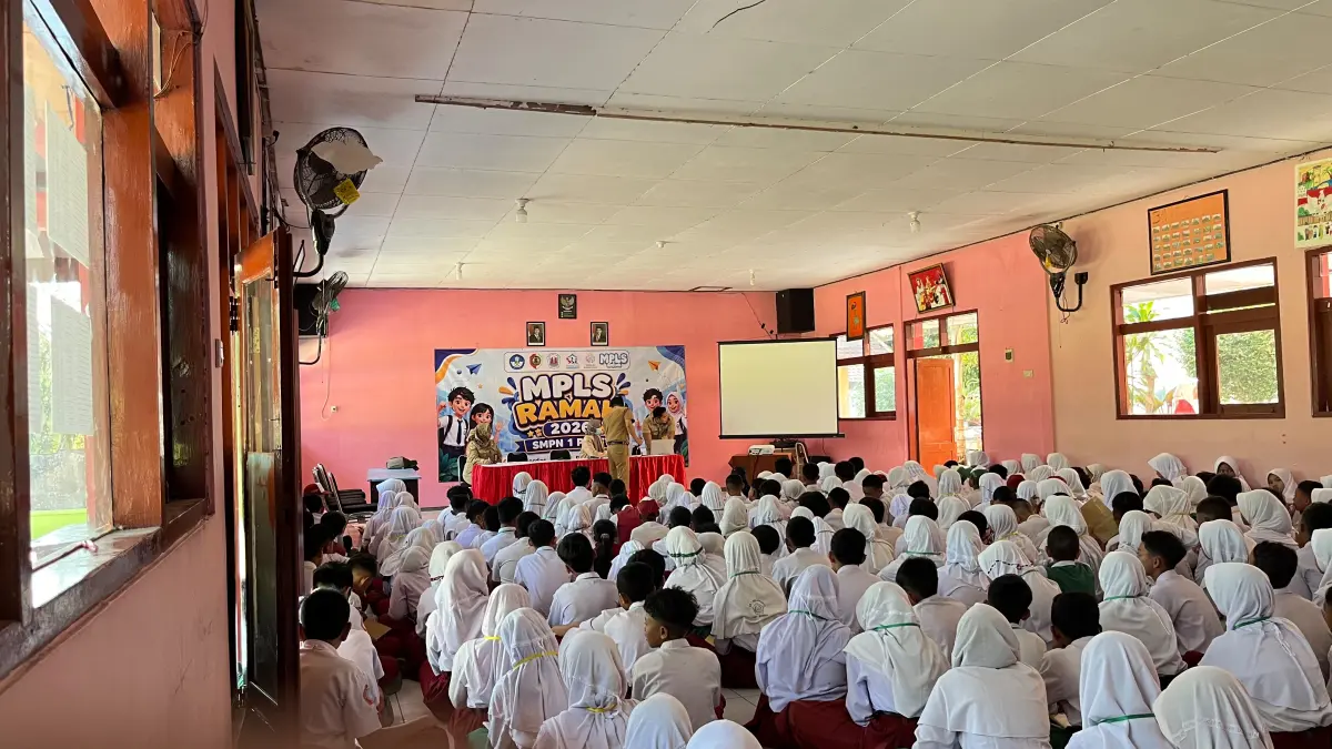  PEMBEKALAN:&nbsp;Ratusan siswa baru duduk dengan tertib mengikuti materi pengenalan lingkungan sekolah di aula SMPN 1 Pacet. 