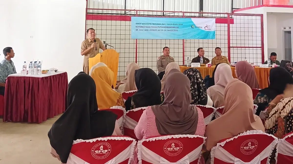 PENDAMPINGAN: Kepala Diskop UM Kabupaten Mojokerto Abdulloh Muhtar memberikan arahan dan motivasi kepada pemdes, pengurus, dan anggota kopdes 