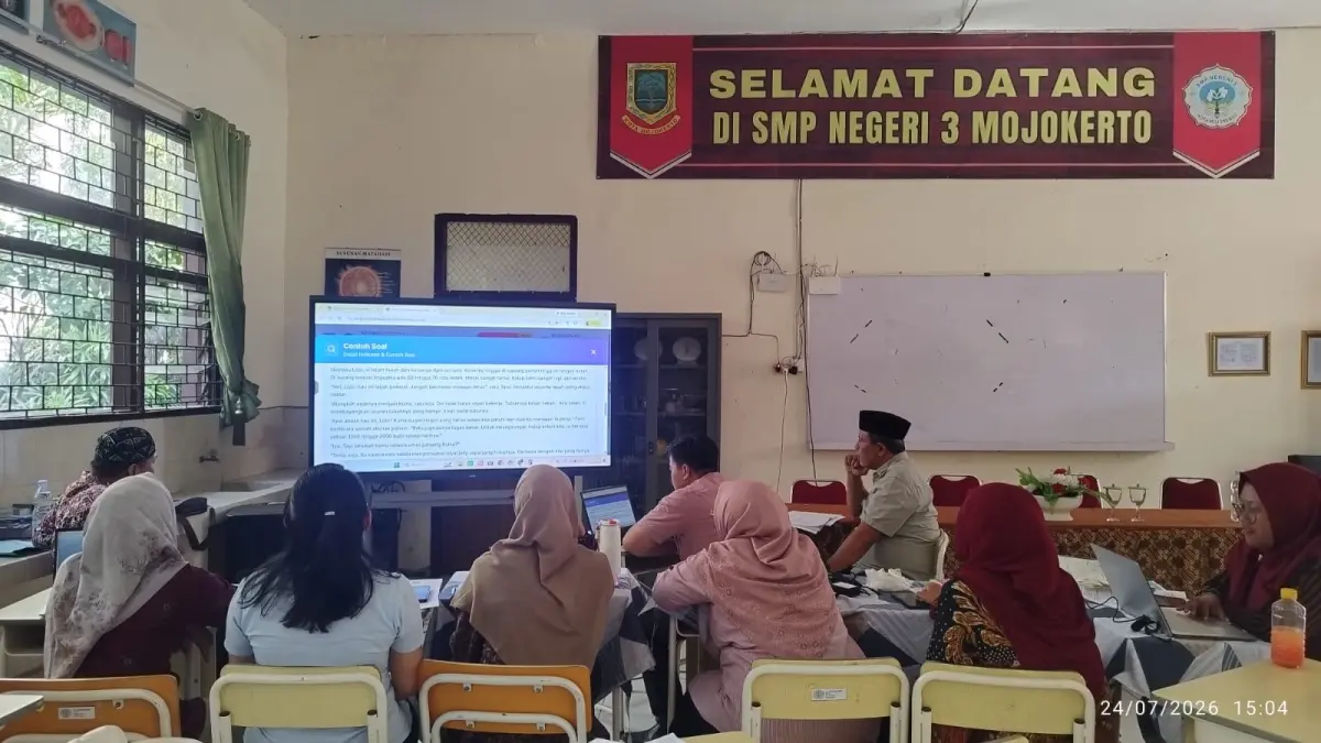 PERSIAPAN: Para guru dan kepala SMPN 3 Mojokerto menggelar diskusi membahas soal TKA bahasa Indonesia dan matematika.