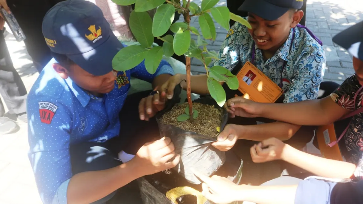RAWAT ALAM: Siswa baru SMKN 1 Mojokerto mengikuti kegiatan penanaman pohon dalam rangkaian MPLS 2026.