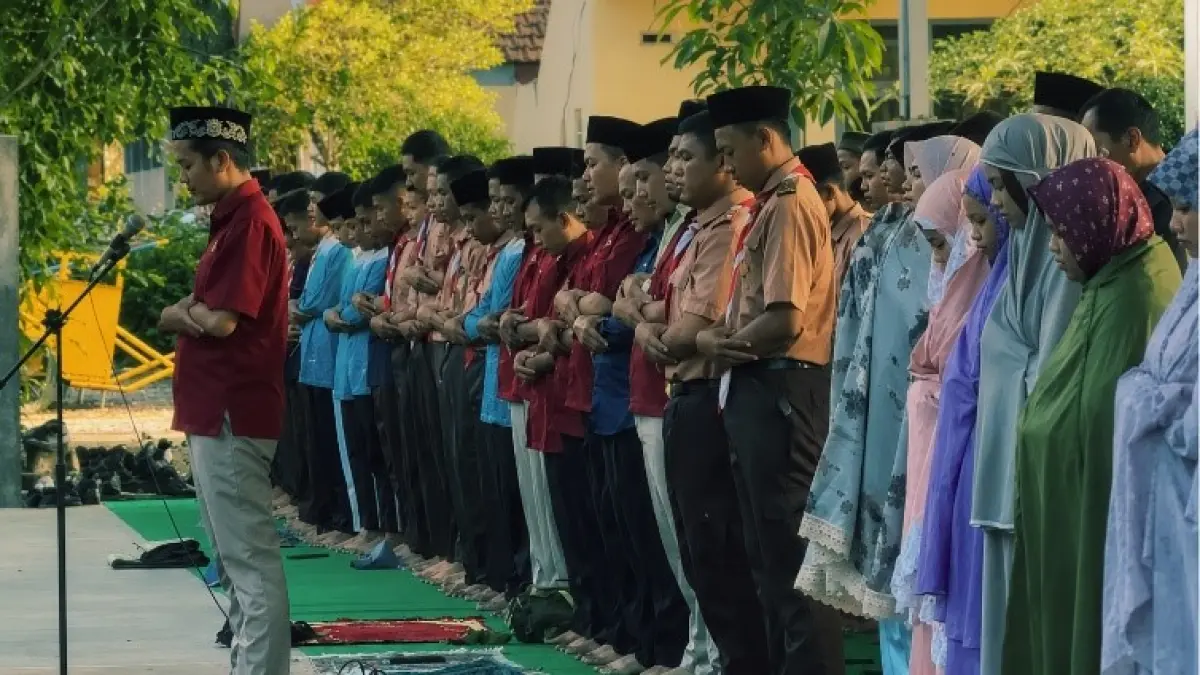 RELIGIUS: Para murid saat mengikuti salat Duha, salat Jumat, dan tahfiz Alquran untuk menguatkan iman, takwa, dan akhlak.