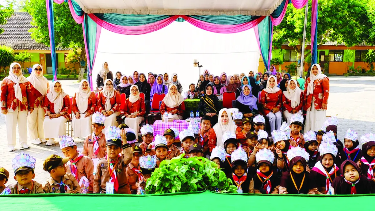 SEMANGAT KOLABORASI: Kepala SDN Sekargadung 1, Kecamatan Pungging Lina Munafiah bersama guru, wali murid, Bunda PAUD, dan siswa baru peserta MPLS Ramah 2026.