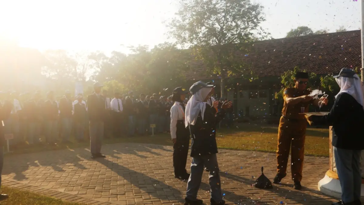 SMK BISA: Upacara Pembukaan MPLS SMKN 1 Mojokerto ditandai dengan penyerahan simbolis dan taburan konfeti. 