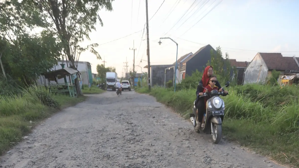 TAK LAYAK: Ruas jalan di Perumnas Jetis yang mengalami kerusakan parah dan hingga saat ini belum dilakukan perbaikan.

&nbsp;