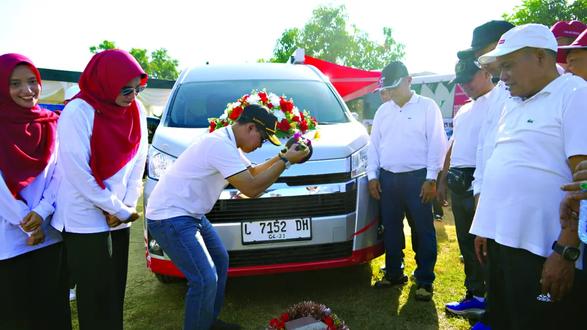 TINGKATKAN LAYANAN: Bupati Mojokerto Muhammad Albarraa meluncurkan unit mobil operasional baru PMI Kabupaten Mojokerto di Lapangan Desa Pulorejo, Kecamatan Dawarblandong, Sabtu (25/7). (Dori JPRM)