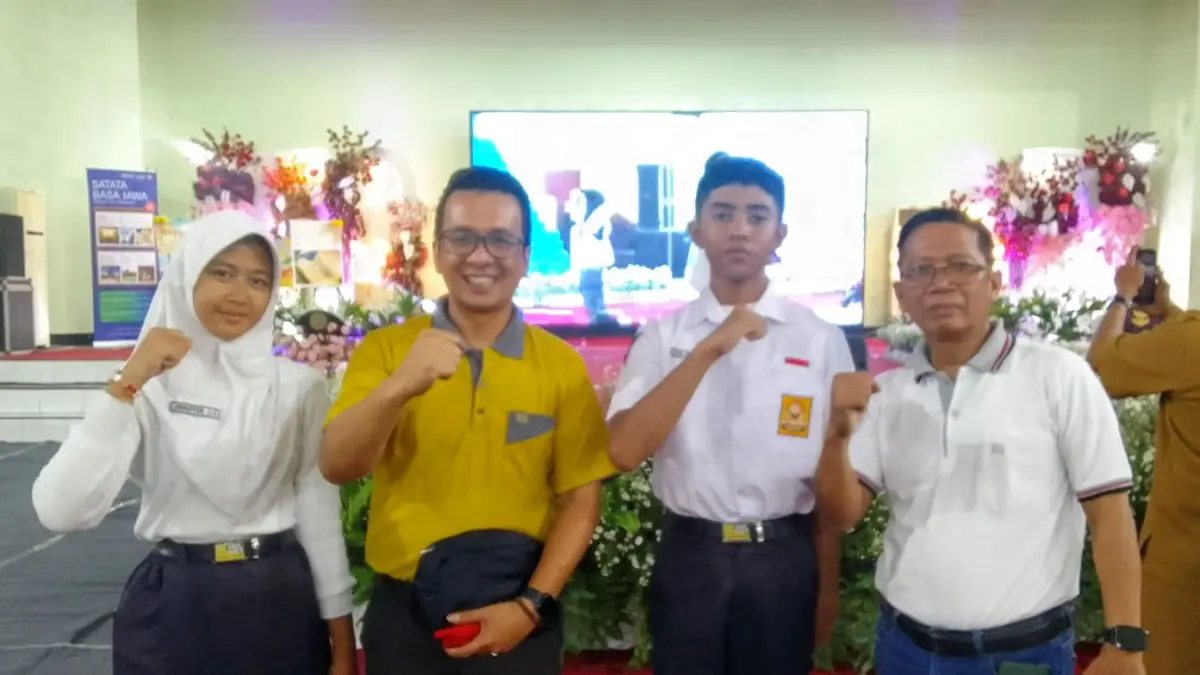 BERPRESTASI: Siswa bersama Kepala Sekolah SMPN 1 Gedeg, Supriyadi usai menerima penghargaan dalam Peringatan Hari Anak Nasional di GOR Diknas Kabupaten Mojokerto, Senin (27/7).