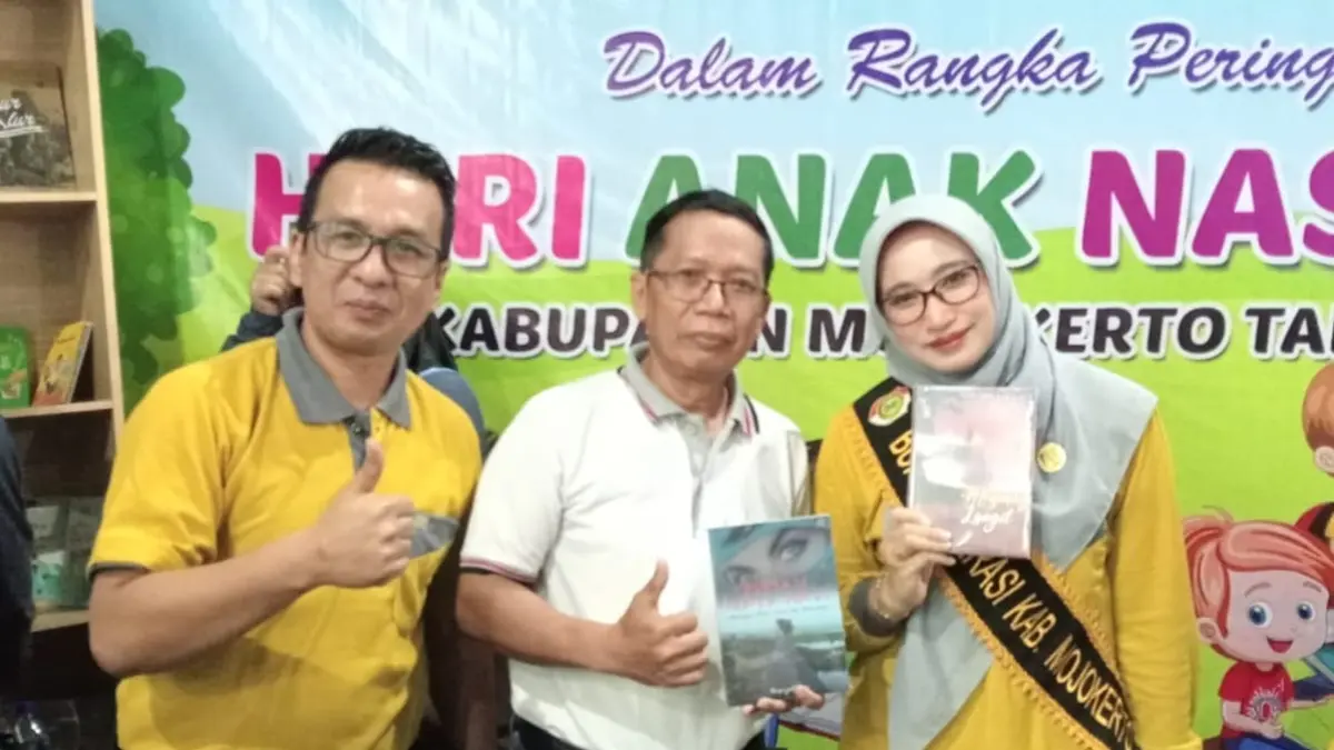 BERPRESTASI: Siswa bersama Kepala Sekolah SMPN 1 Gedeg, Supriyadi usai menerima penghargaan dalam Peringatan Hari Anak Nasional di GOR Diknas Kabupaten Mojokerto, Senin (27/7).