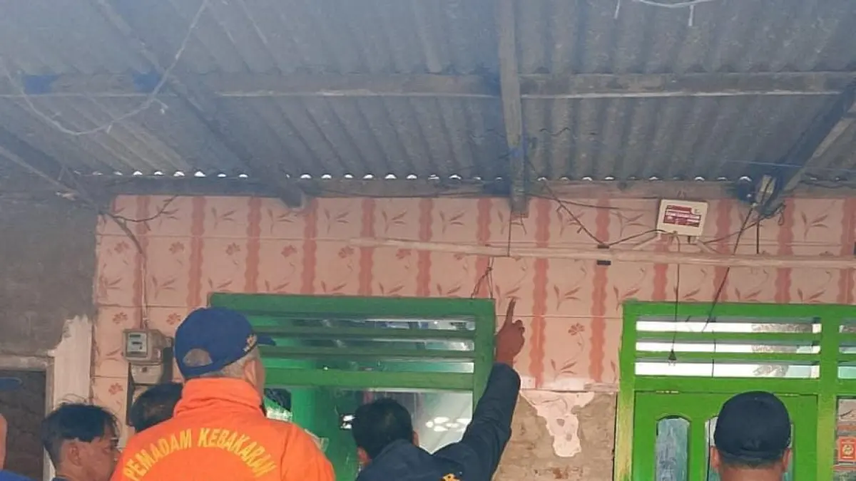 DIPADAMKAN: Petugas Damkar BPBD Kabupaten Mojokerto memadamkan api yang membakar sebuah rumah warga di Desa Sumbergirang, Kecamatan Puri, Kabupaten Mojokerto, kemarin (28/7). (Rizal JPRM)