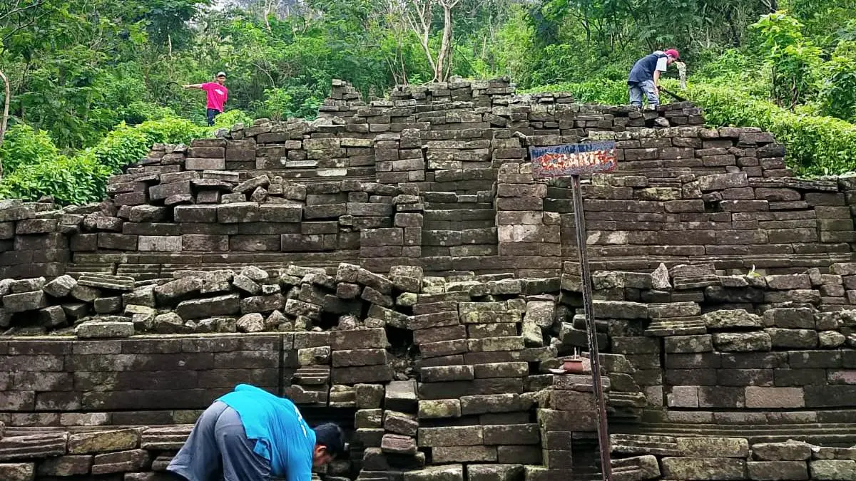 DIRAWAT: Para juru pelihara situs cagar budaya di Gunung Penanggungan dikerahkan untuk melakukan pemeliharaan rutin, baru-baru ini.