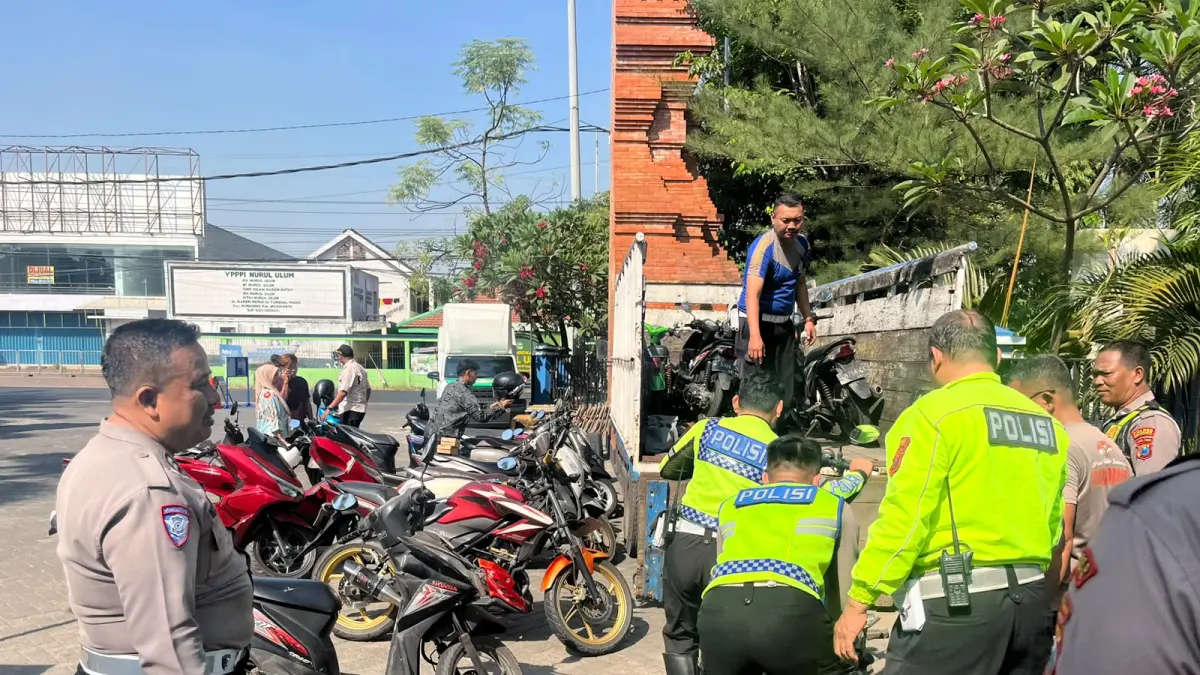 DITINDAK: Puluhan kendaraan diangkut petugas Satlantas Polres Mojokerto usai terjaring operasi gabungan di Terminal Mojosari, Kabupaten Mojokerto, Selasa (21/7) lalu.