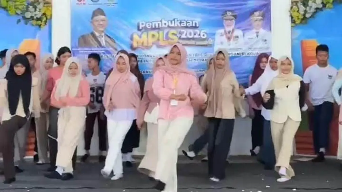 GALI POTENSI: Siswa baru SMAN 1 Ngoro menampilkan bakat seni dan kreativitas dalam Pentas Seni MPLS.