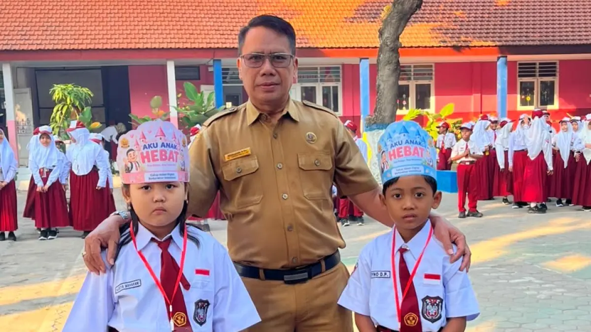 IKATAN EMOSIONAL: Kepala SDN Menanggal, Kecamatan Mojosari, Kholifud bersama perwakilan siswa baru peserta MPLS Ramah 2026.