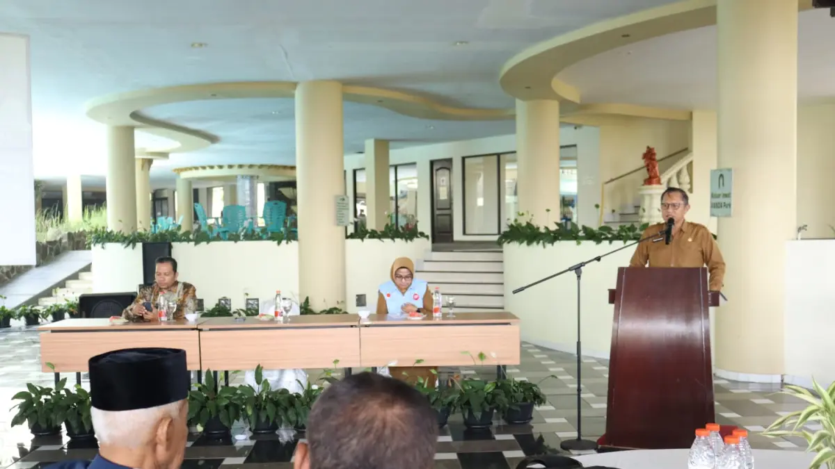KONSULTASI PUBLIK: Sekdakab Mojokerto Teguh Gunarko memberi arahan dalam kegiatan pembinaan LSM di Hotel Gardenia Vanda, Trawas, kemarin (28/7).