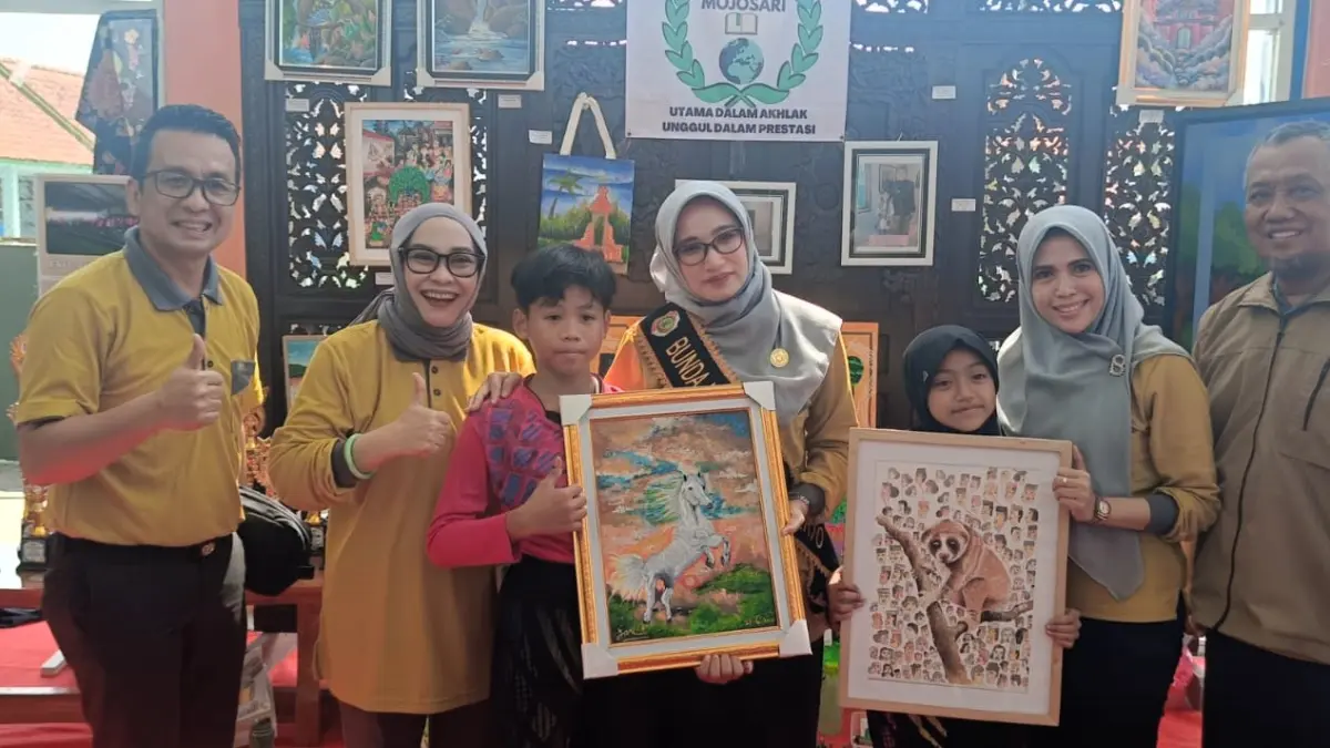 KREASI: Berbagai karya siswa SDN Mojosari dipajang dalam Gebyar Kreativitas Anak yang dihelat di GOR Surya Kencana, Selasa (28/7). 