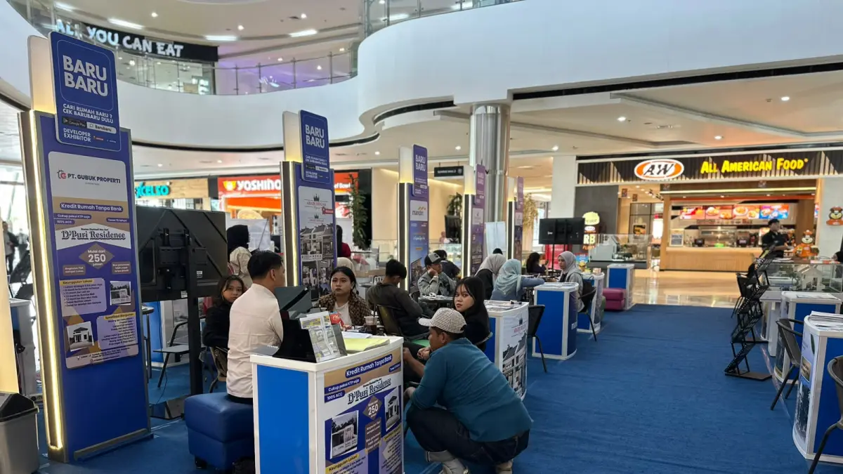 MELAYANI:&nbsp;Beberapa stan perumahan mulai ramai pengunjung. Mereka siap membantu mewujudkan impian memiliki hunian yang aman dan nyaman bagi Anda dan keluarga.
