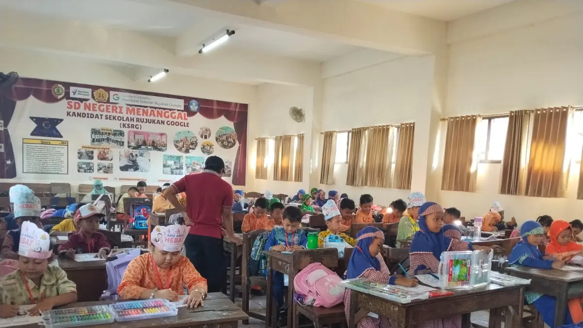 MENYENANGKAN: Siswa baru SDN Menanggal, Kecamatan Mojosari, mengikuti kegiatan MPLS Ramah 2026.