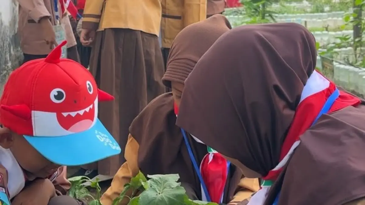 PEDULI LINGKUNGAN: Siswa baru SDN Kebondalem saat mengikuti kegiatan menanam pohon dalam rangkaian MPLS 2026.