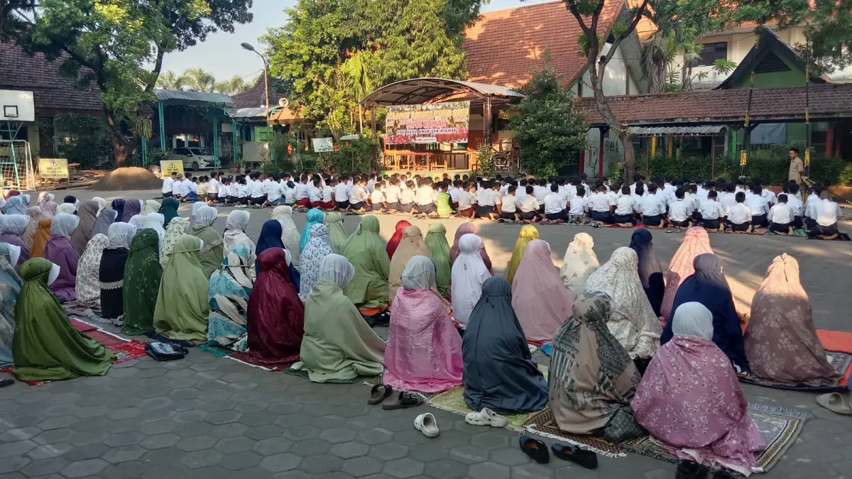 PEMBIASAAN POSITIF: Siswa baru SMPN 2 Kutorejo mengikuti salat Duha berjamaah sebagai bentuk penanaman budaya sekolah pada kegiatan MPLS Ramah 2026.