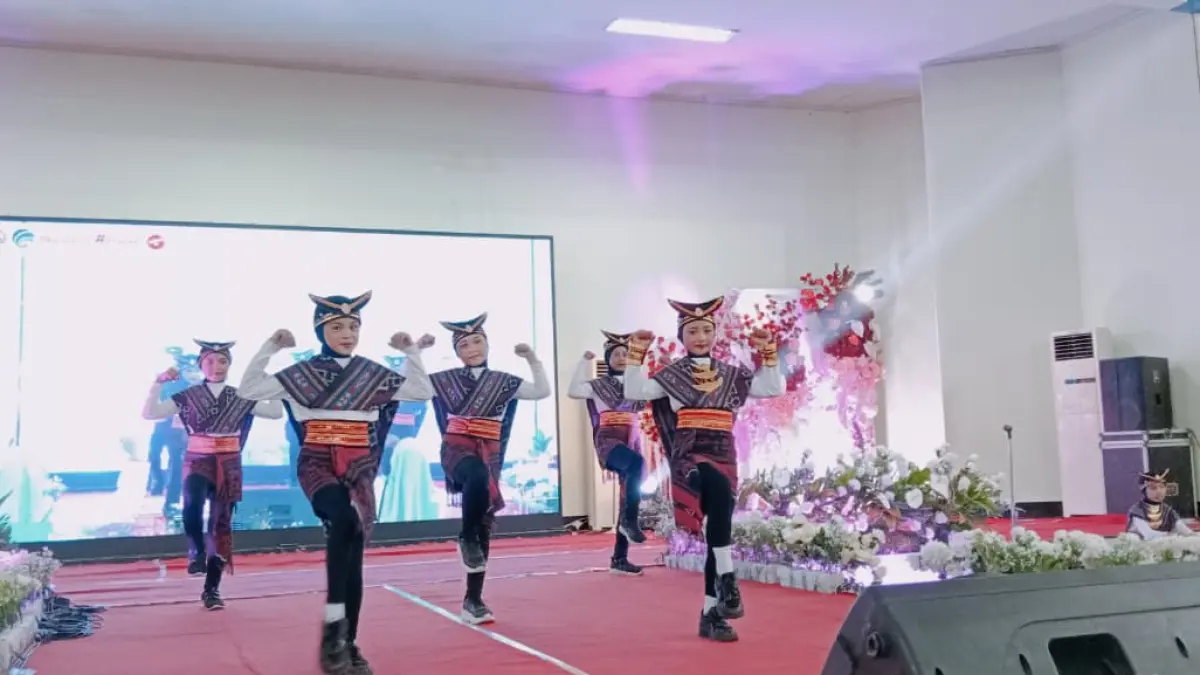 PERCAYA DIRI: Siswi SDN Kedunggempol tampil menjadi instruktur senam Anak Indonesia Hebat di Peringatan Hari Anak Nasional 2026 di GOR Dinas Pendidikan Kabupaten Mojokerto, Sooko, Senin (27/7).