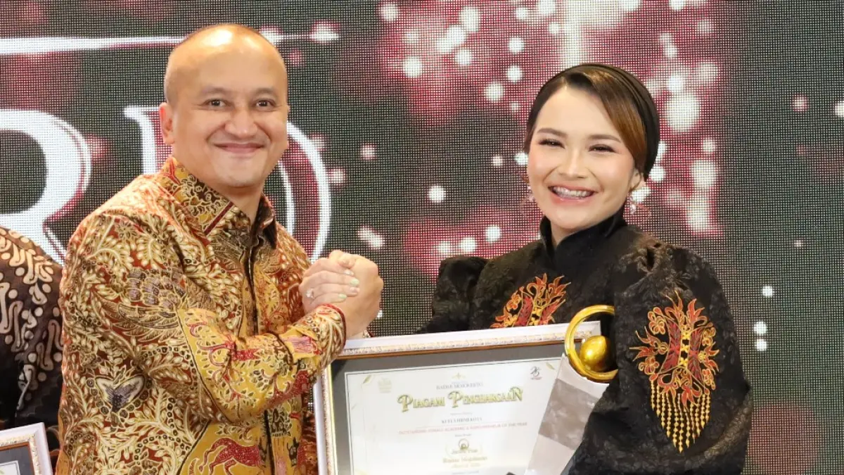 PENGUSAHA DAN AKADEMISI: Ketua Umum HIPMI Kota Mojokerto Megawati Citra Alam menerima penghargaan Jawa Pos Radar Award 2026 yang diserahkan langsung oleh Danrem 082/ CPYJ Kolonel Inf Batara Alex Bulo, di Ballroom Sunrise Hotel Mojokerto, Selasa (7/7). (Anggi Fridianto/JPRJ)