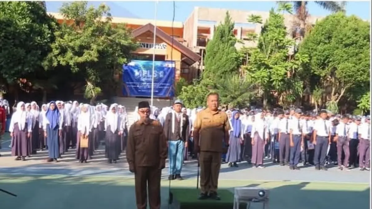 RUMAH KEDUA: Kepala SMAN 1 Trawas Suyud Prabudi membuka kegiatan MPLS 2026 di lapangan SMAN 1 Trawas, Senin (13/7).