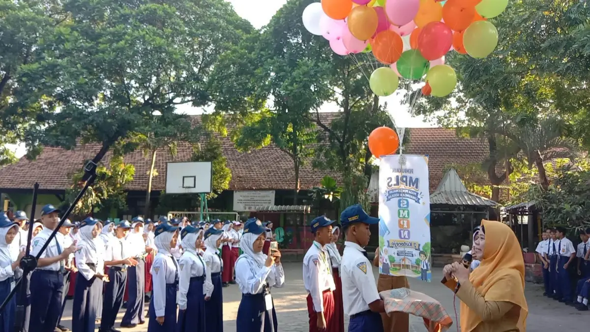 SAMBUT SISWA BARU: Kepala SMPN 2 Kutorejo Rahayu Wijayati membuka rangkaian kegiatan MPLS Ramah 2026 dengan pelepasan balon.