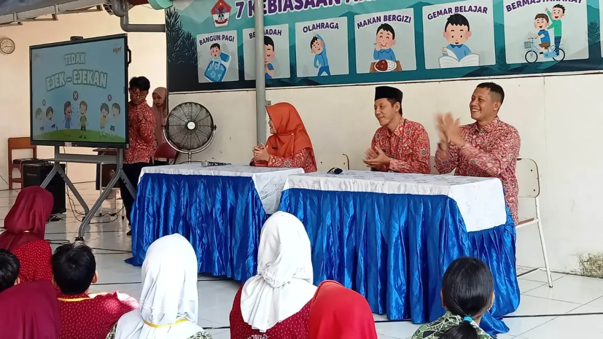 ADAPTASI: SMPN 3 Kutorejo memberikan materi Aku Anak Indonesia Hebat, Karakterku Kuat kepada para murid baru.