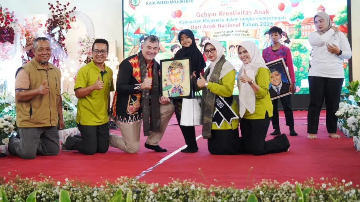  APRESIASI: Konsulat Jenderal Australia untuk Jawa Timur dan Jawa Tengah Glen Askew menerima suvenir hasil karya siswa.