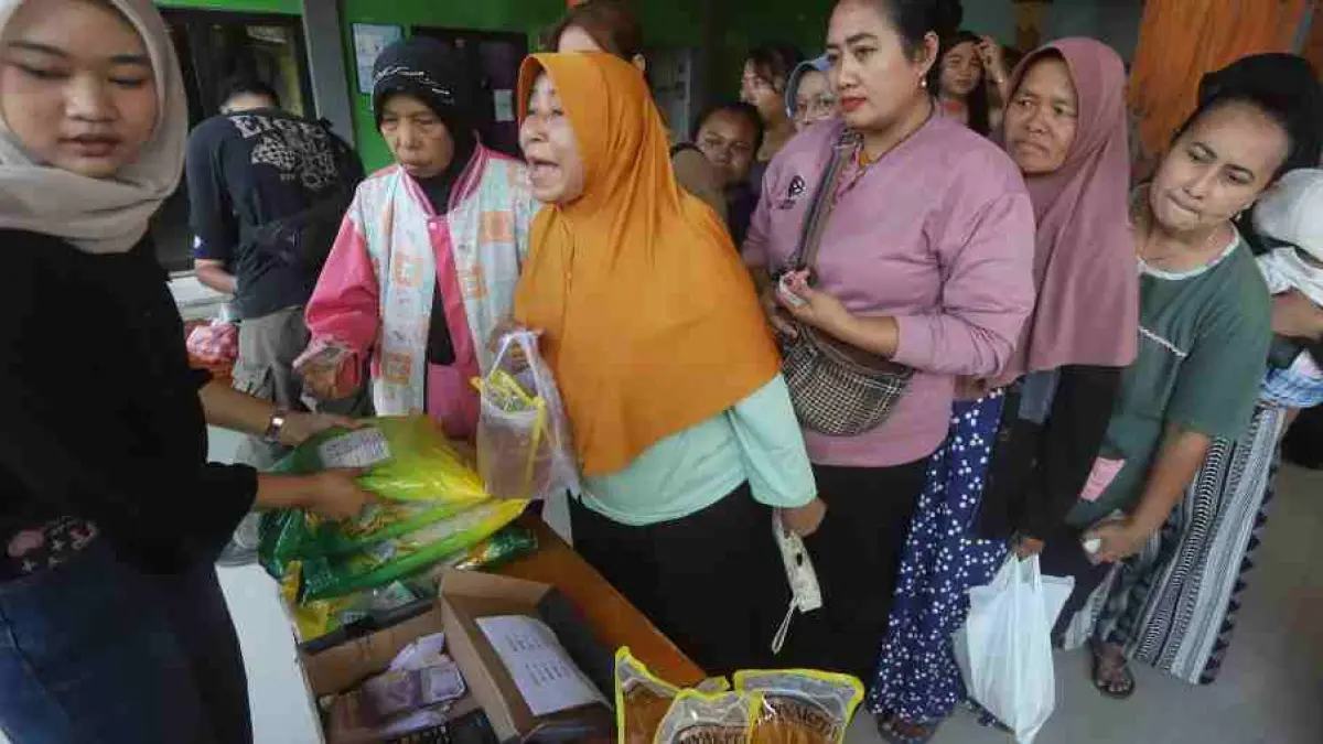 DIRASAKAN WARGA: Sejak pagi, ratusan warga memadati program gerakan pangan murah Pemkab Mojokerto di Desa Gunungan, Kecamatan Dawarblandong, Rabu (29/7).